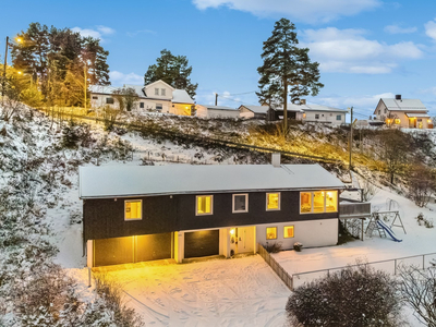 Oppusset enebolig hvor man kan flytte rett inn | 3 garasjeplasser | Usjenert terrasse | Solrik hage | Barnevennlig