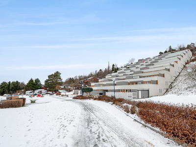 Pen og romslig 4-romsleilighet i 5.etasje - 3 soverom - 64 kvm stor terrasse med ypperlige sol og utsiktsforhold