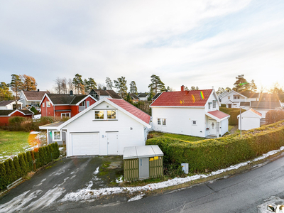 Praktisk enebolig med nyere kjøkken og 2 moderne bad. Innredet anneks og garasje med innredet loft. Hage med frukttrær.