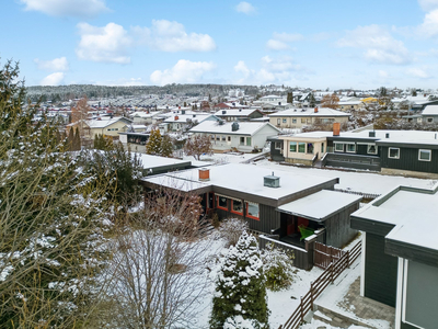 Praktisk enebolig på ett plan med hyggelig hage | Carport | Attraktiv beliggenhet på Prestrud