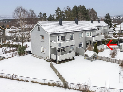 Praktisk og pen 3-roms brl-leilighet i sentralt og stille område. 1. etasje med 2 soverom, pent kjøkken og bad.