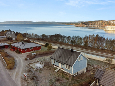 Renoveringsprosjekt. Ikke ferdigstilt loft /sokkel. Gangavstand til bysentrum og Sørsileiret. Gode solforhold og utsikt