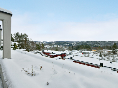 Romslig 4-roms topp- og endeleil - 3 sov, bad og vaskerom - terrasse på ca 24 kvm - vestvendt med flott utsikt - garasje