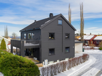 Romslig horisontaldelt tomannsbolig - Vesentlig oppusset i nyere tid - Plen og terrasse m/glimrende solforhold - Carport