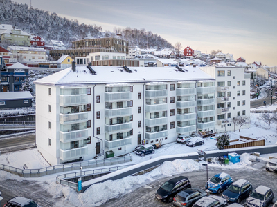 Sentrumsnær 3-roms toppleilighet med sjøutsikt og innglasset balkong. Oppussing må påregnes!