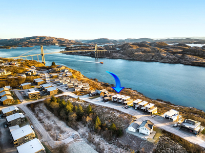 Tiltalende enderekkehus. Meget god beliggenhet med flott utsikt mot sjøen.