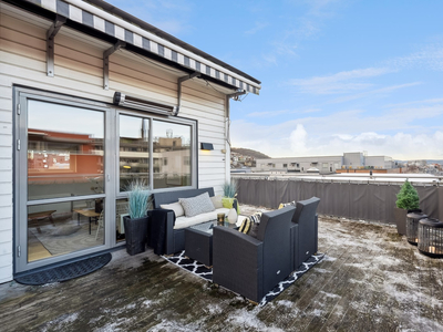 Topp-/ hjørneleilighet med fantastisk takterrasse på 46 m² og balkong på 7 m². Garasjeplass*. Heis. V.V & fyring inkl.