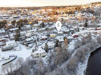 Vertikaldelt halvpart | Sentral beliggenhet med gangavstand til skoler, idrettsanlegg og bysentrum